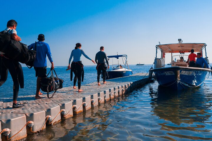 Explore the stunning coral reefs of Fujairah as divers prepare for an unforgettable underwater adventure. Enjoy pristine waters and vibrant marine life all while embracing eco-friendly practices.